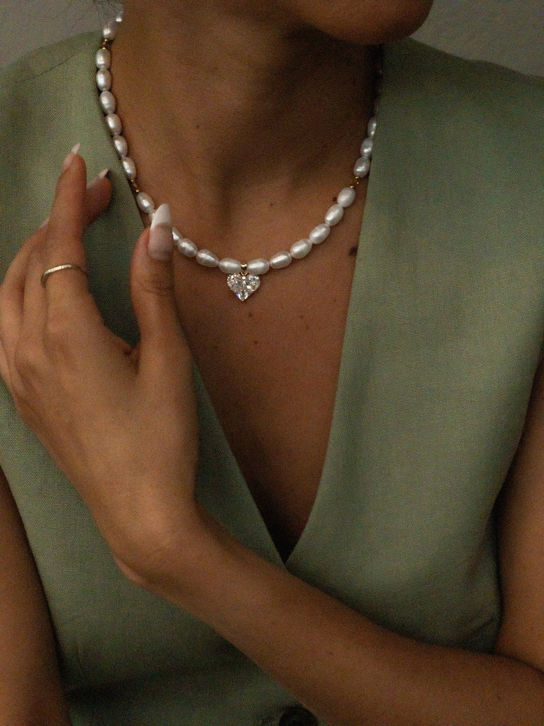 Cómo combinar un collar de perlas con tus  outfits