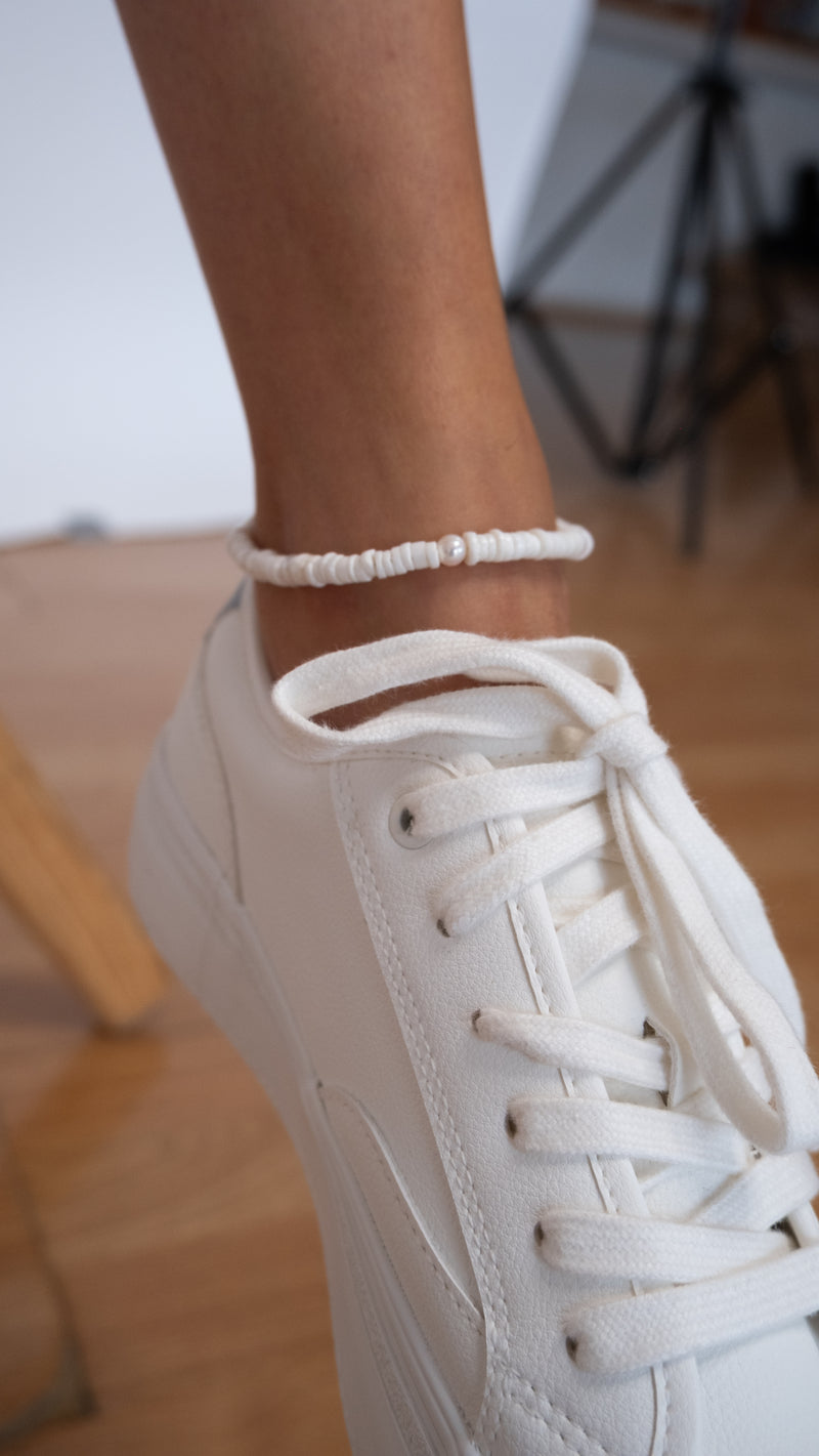 Tobillera de concha blanca con perla