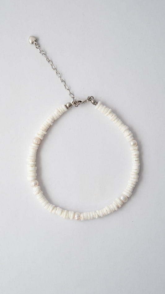 Tobillera de concha blanca con perla