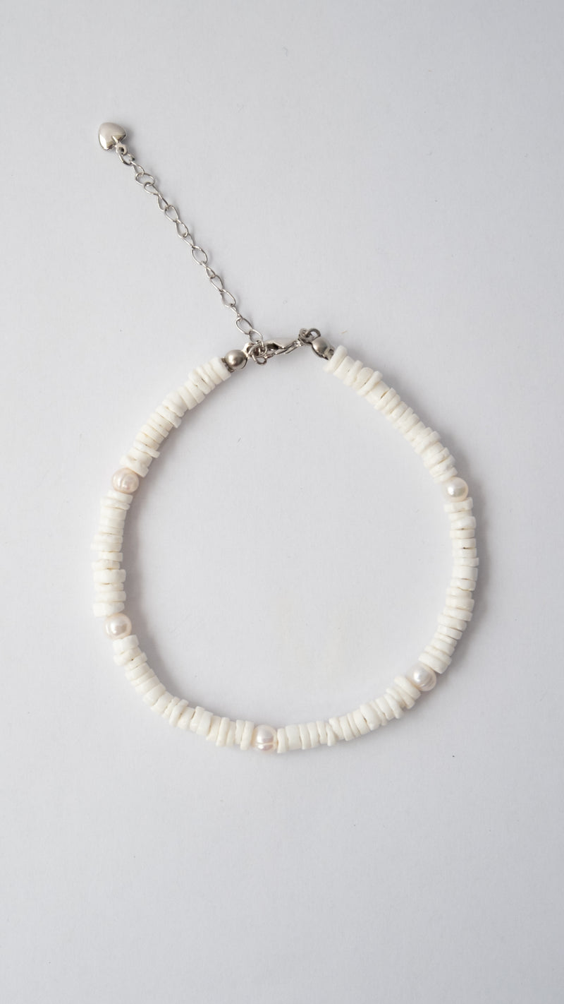 Tobillera de concha blanca con perla