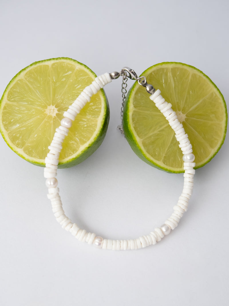 Tobillera de concha blanca con perla