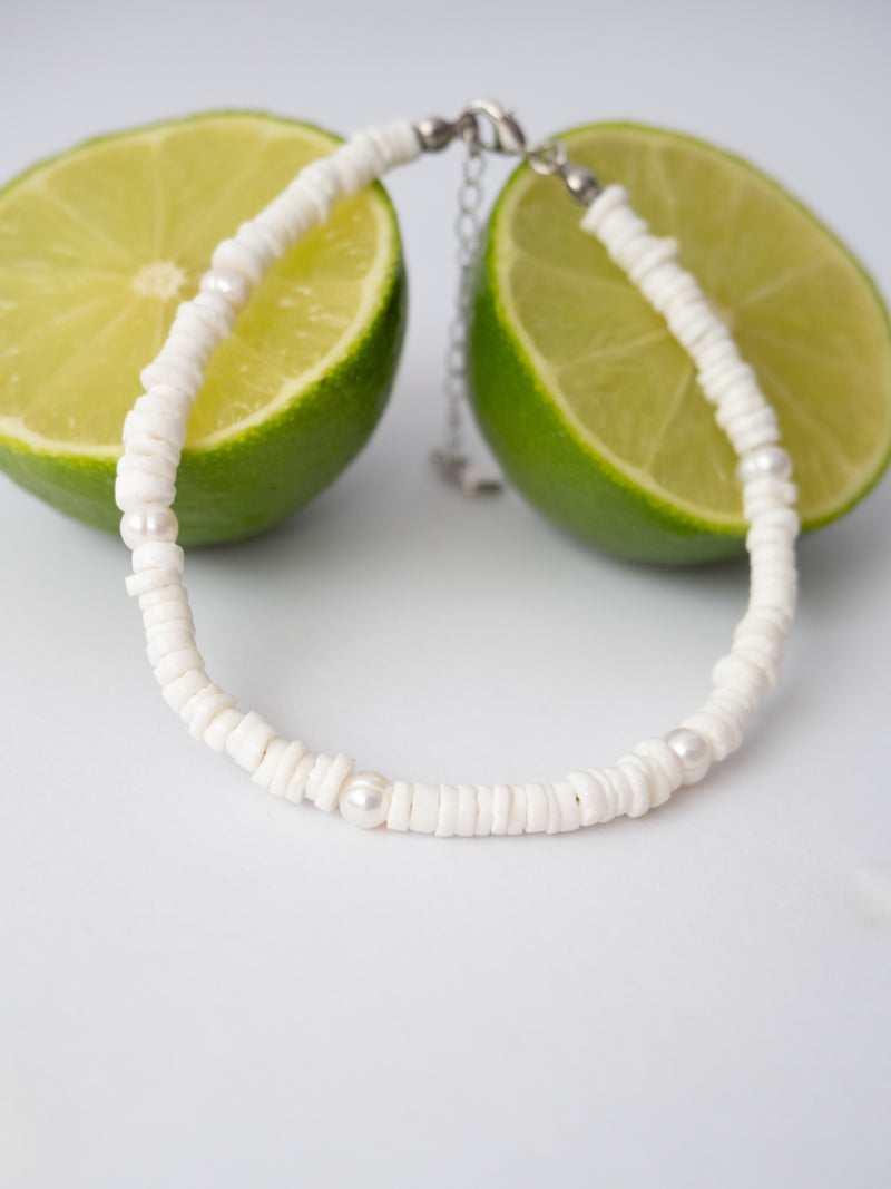 Tobillera de concha blanca con perla