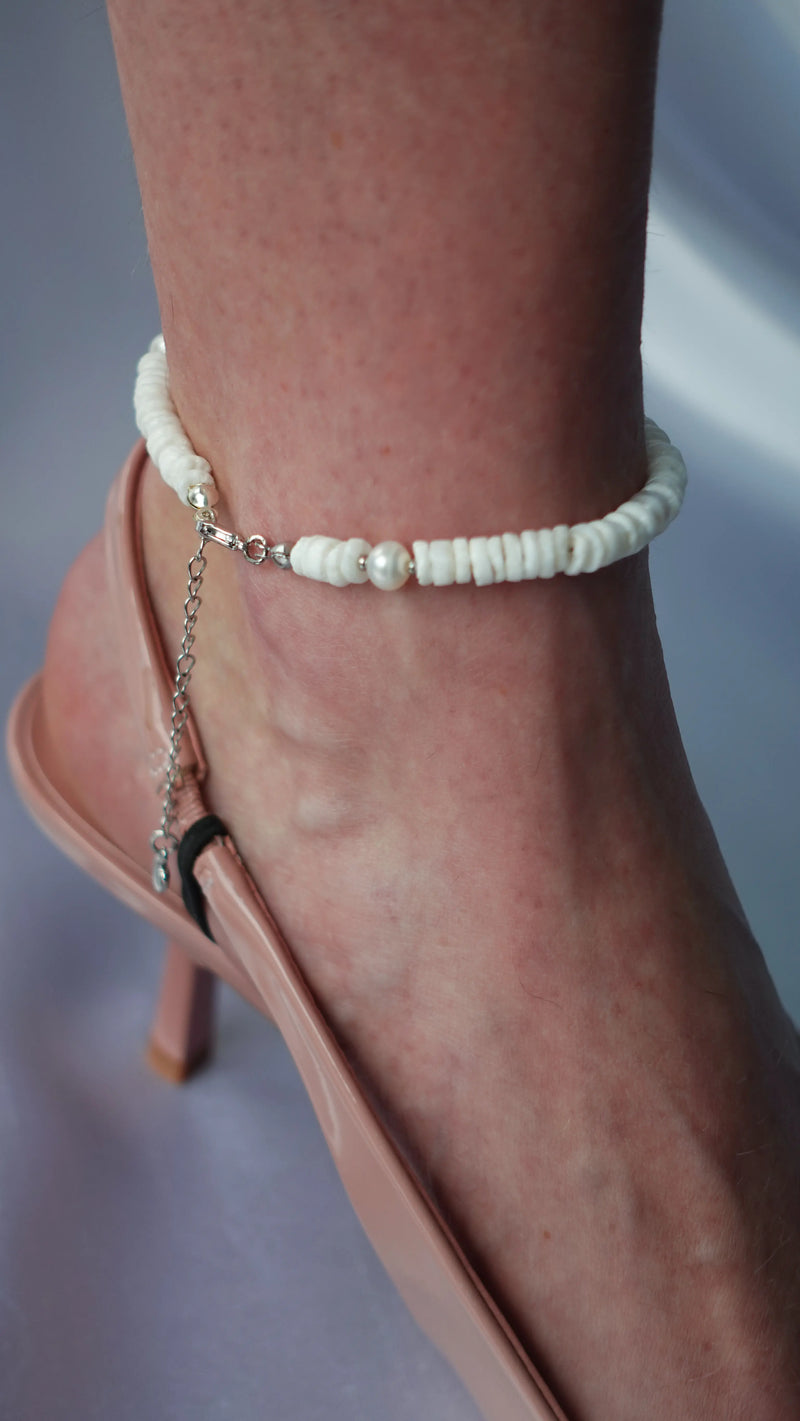 Tobillera de concha blanca con perla