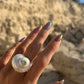 Anillo con concha natural y perla